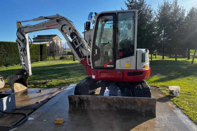 OmecoHub - Immagine TAKEUCHI TB257FR